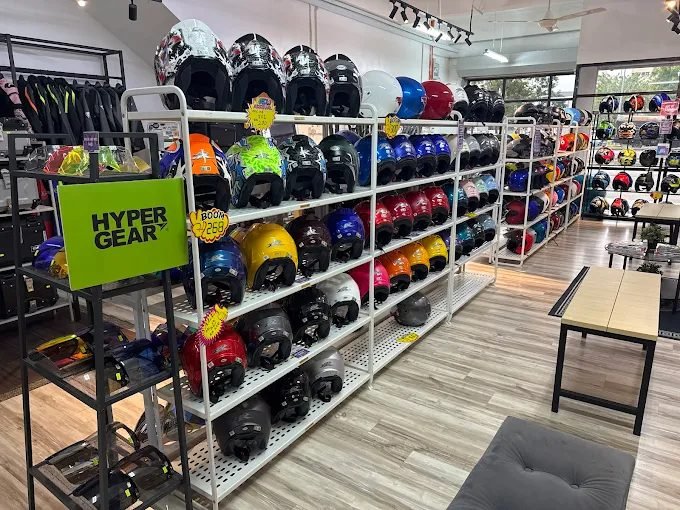 Roda Kota Garage (Kedai Helmet)